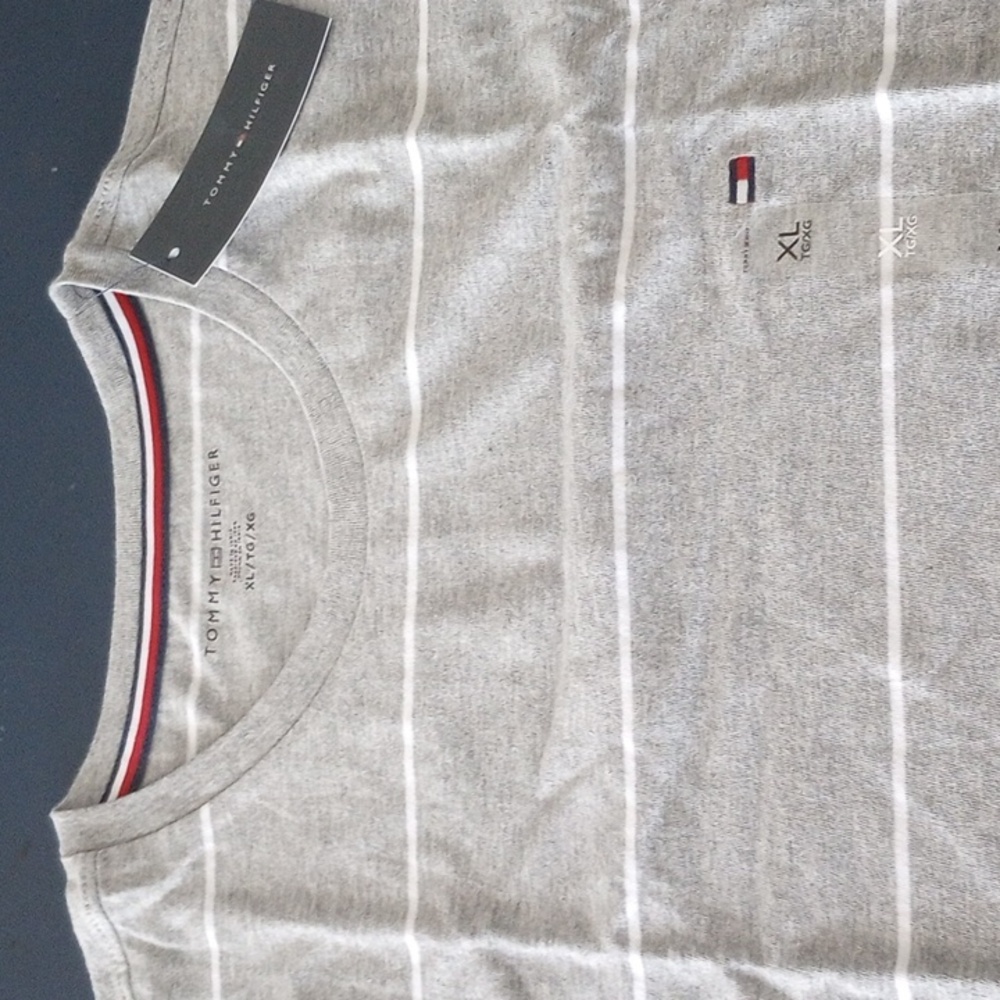 Tommy Hilfiger Basic • Gray with white stripes.